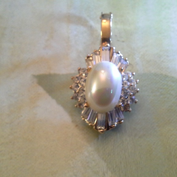 Simulated Pearls and Diamonds Jewelry Set - Picture 6 of 7